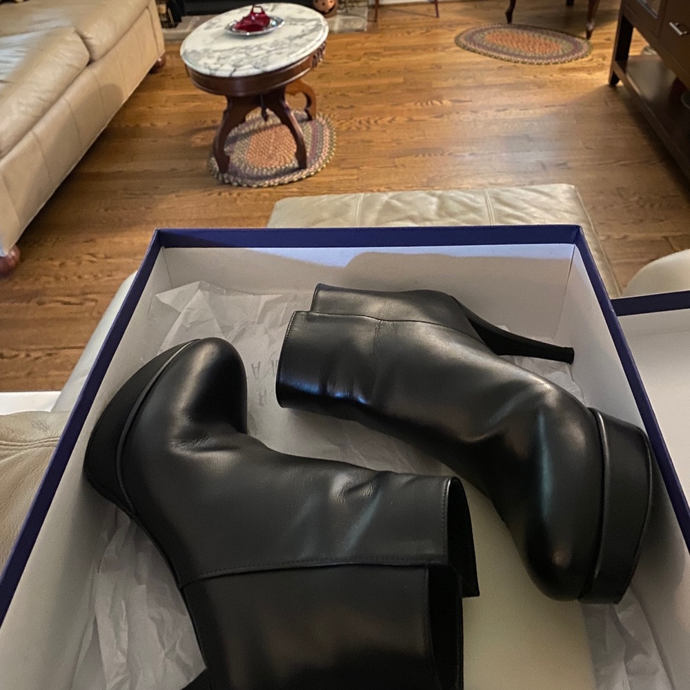 Stuart Weitzman Swell Leather Booties. Size 6 M